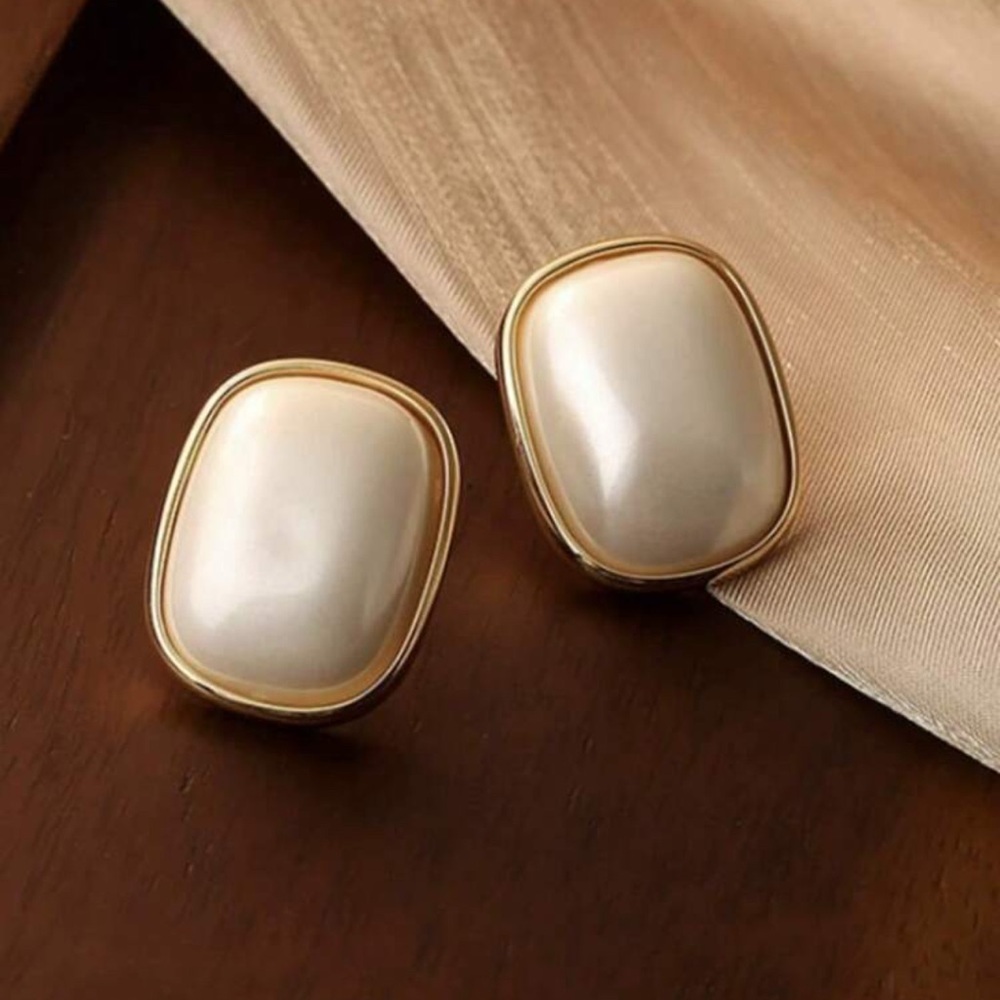 NWT Elegant Gold and Cream Earrings